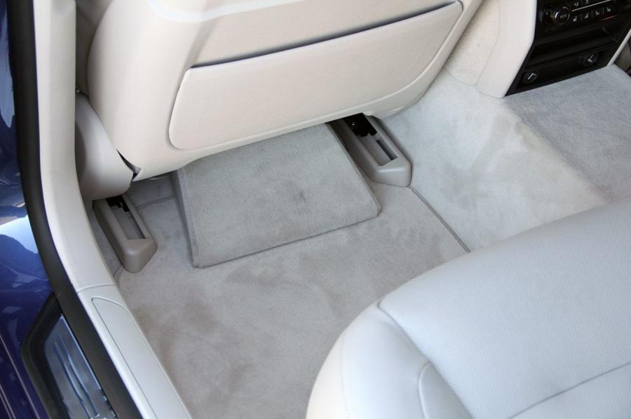 Детали интерьера Alpina B7 Bi-Turbo (F01) 2012 года  (фото 9 из 80)